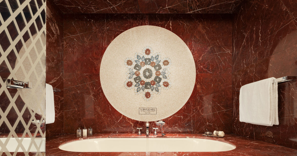 DELUXE-ROOM_BATHROOM_RED